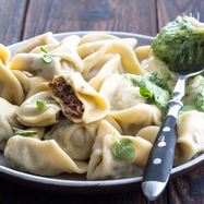 Рецепт Пельменей с томленой бараниной и мятным соусом