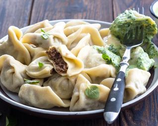 Пельмени с томленой бараниной и мятным соусом