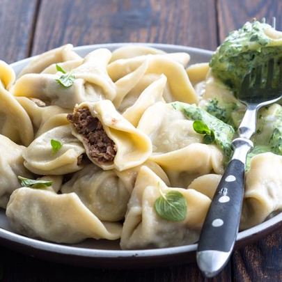 Пельмени с томленой бараниной и мятным соусом