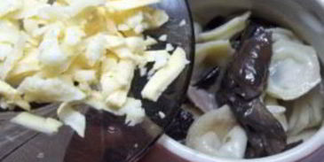 пельмени с вешенками в горшочках в микроволновке