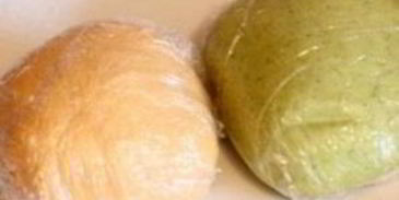 разноцветные пельмени с рыбой