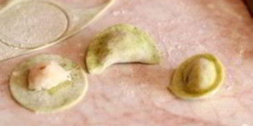 разноцветные пельмени с рыбой