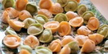 разноцветные пельмени с рыбой