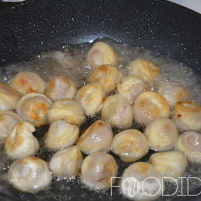 Жаренные пельмени на сковороде