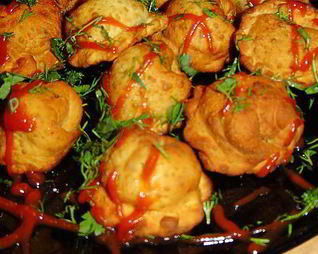 Жареные пельмени с грибами и капустой