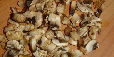 жареные пельмени с грибами и капустой