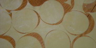 жареные пельмени с грибами и капустой