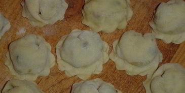 жареные пельмени с грибами и капустой