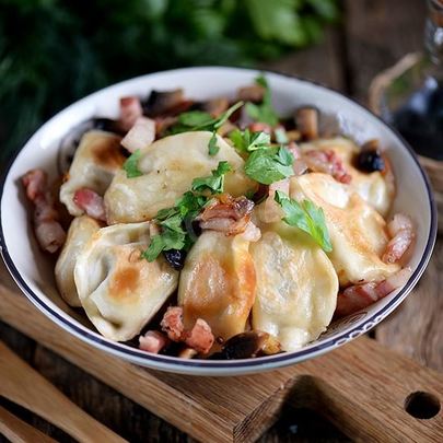 Жареные пельмени с луком на сковороде