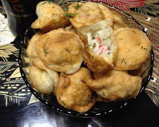 Жареные пельмени с рисом и крабовыми палочками