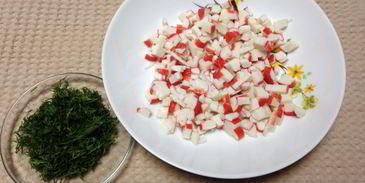 жареные пельмени с рисом и крабовыми палочками