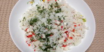 жареные пельмени с рисом и крабовыми палочками