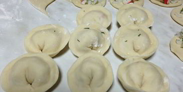 жареные пельмени с рисом и крабовыми палочками