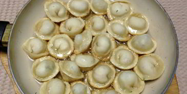 жареные пельмени с рисом и крабовыми палочками