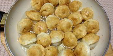 жареные пельмени с рисом и крабовыми палочками