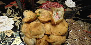 жареные пельмени с рисом и крабовыми палочками