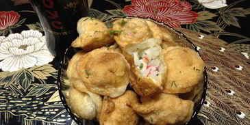 жареные пельмени с рисом и крабовыми палочками