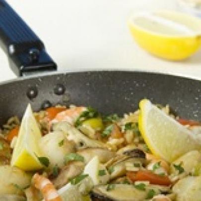 Паэлья с курицей и морепродуктами