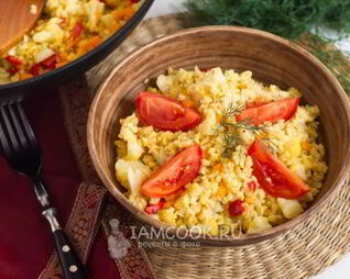 Плов из булгура с цветной капустой и перцем