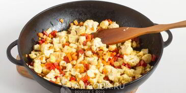 плов из булгура с цветной капустой и перцем