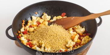 плов из булгура с цветной капустой и перцем