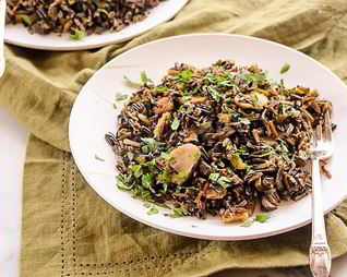 Плов из дикого риса с грибами и каштанами