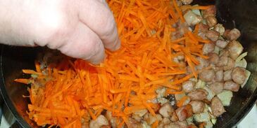 плов на сковороде со свининой