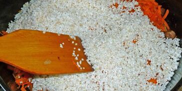 плов на сковороде со свининой