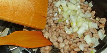 плов на сковороде со свининой