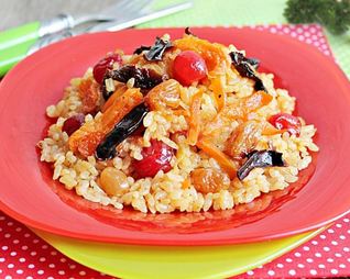 Плов с черносливом и изюмом