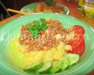 Подливка из фарша с картофельно-морковным пюре