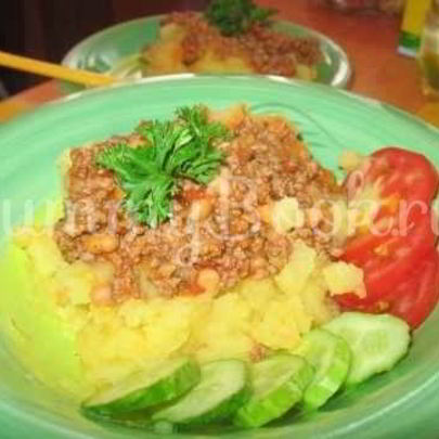 Подливка из фарша с картофельно-морковным пюре