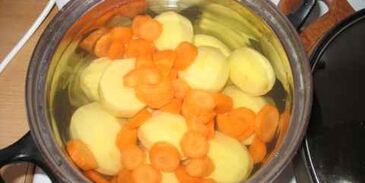 подливка из фарша с картофельно-морковным пюре