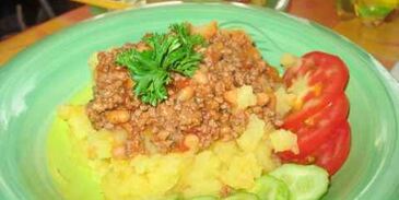 подливка из фарша с картофельно-морковным пюре