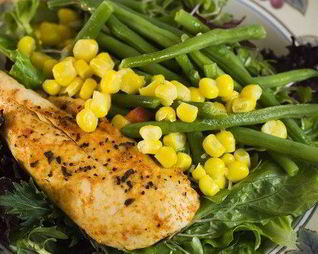 Фаршированная маскарпоне и эстрагоном курица с рагу из фасоли и бекона