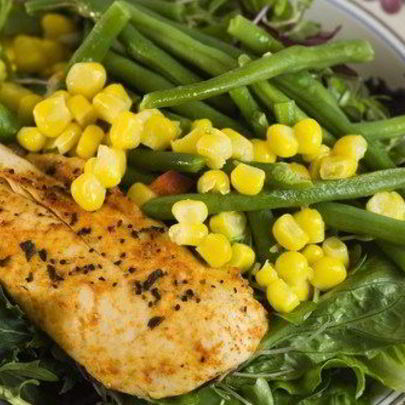 Фаршированная маскарпоне и эстрагоном курица с рагу из фасоли и бекона