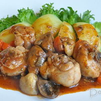 Куриное рагу с грибами и томатным соком