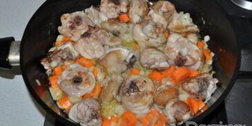 куриное рагу с грибами и томатным соком