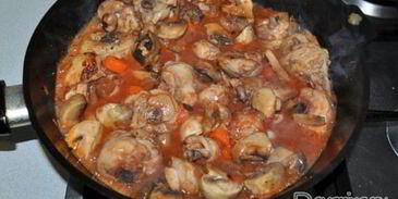 куриное рагу с грибами и томатным соком
