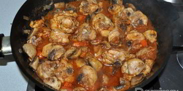куриное рагу с грибами и томатным соком