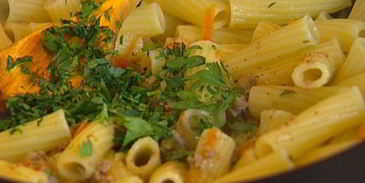 макароны с мясом и овощным рагу