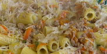 макароны с мясом и овощным рагу