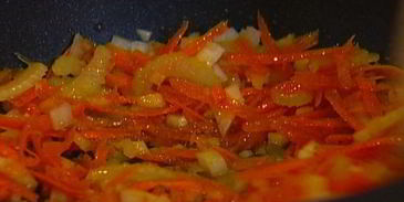 макароны с мясом и овощным рагу