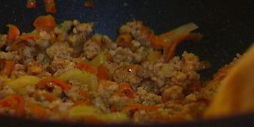 макароны с мясом и овощным рагу