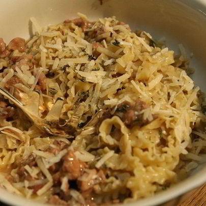 Макароны с рагу из кролика