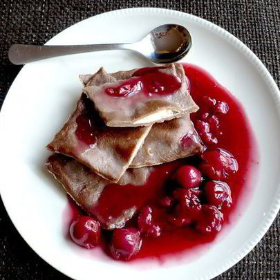 Шоколадные равиоли с вишневым рагу