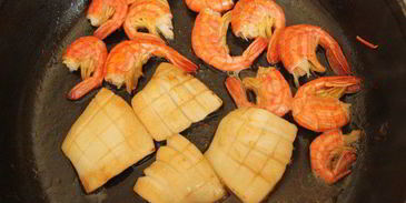 рисовая лапша с брокколи и морепродуктами