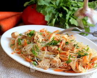 Рисовая лапша с курицей и морковью