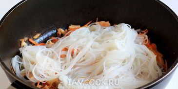 рисовая лапша с курицей и морковью