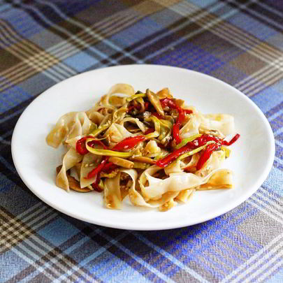 Рисовая лапша с сладким перцем и кабачками по-азиатски